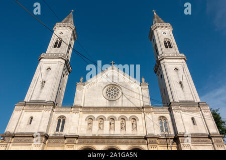 Die Twin Towers der Ludwigskirche (Die katholische Pfarr- und Universitätskirche St. Louis), ein neo-romanischen Kirche in München, Bayern, Deutschland. Stockfoto