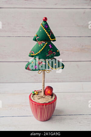 Weihnachten formgehölze Christbaumschmuck auf Weiß in scandinaviatn Stil. Xmas Aufhänger. Vintage Styles, handgefertigte Stockfoto