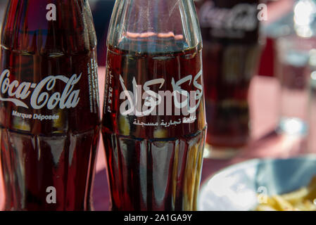 Zwei Flaschen Cola, Arabisch und Englisch Stockfoto