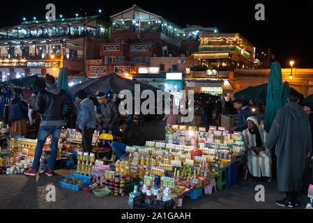 Berühmte Jemaa-el-Fna Markt am Abend in Marrakesch in Marokko Stockfoto