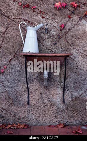 Outdoor Waschbecken In Einem Garten Wasser Tropft Vom Tippen Abfalle Konzept Stockfotografie Alamy