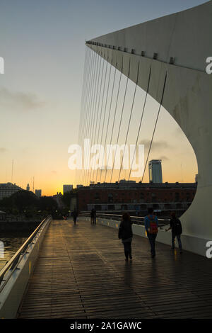 Fußgänger überqueren der Brücke der Frau in der Nähe von Puerto Madero, über den Rio De La Plata. Buenos Aires, Argentinien. Stockfoto