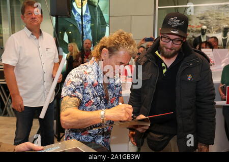 Peter Maffay bei einer Autogrammstunde in der Altmarkt Galerie. Dresden, 25.09.2019 Stockfoto