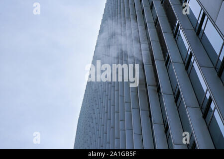 Von Klimaanlage Heizung aus modernen Gebäude aus Stahl und Glas Dampf, klaren Himmel im Hintergrund Stockfoto