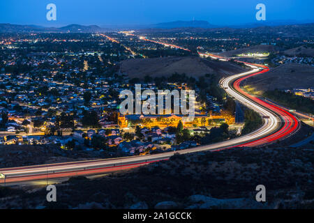 Dämmerung Blick auf pendler Autobahn Verkehr in einem Vorort von Simi Valley in der Nähe von Los Angeles im Ventura County, Kalifornien. Stockfoto