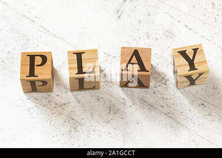 Vier hölzerne Würfel mit Word Play auf weißem arbeiten. Stockfoto