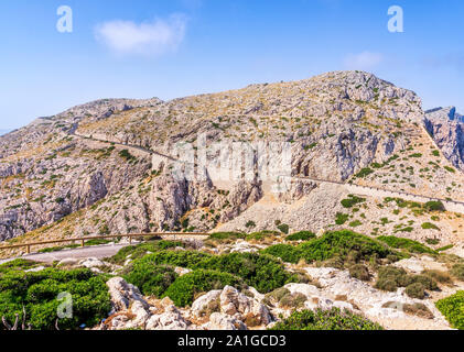 Scenic, windig, Straße zum Cap de Formentor, Mallorca, Spanien. Anzeigen von Formentor Leuchtturm in Richtung Berge auf der Halbinsel Stockfoto