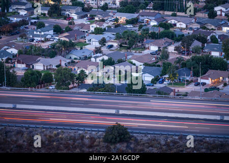 Predawn Ansicht von Suburban homes und Pendler Autobahn Verkehr in der Nähe von Los Angeles in Simi Valley, Kalifornien. Stockfoto