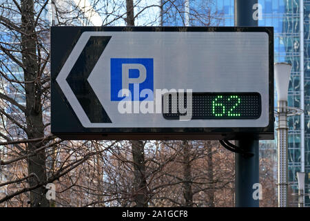 Traffic sign Board Übersicht Anzahl der Parkplätze und Pfeil, Parkplatz, kann Text mit Leerzeichen hinzugefügt werden, unscharfen Bäume und Gebäude Stockfoto