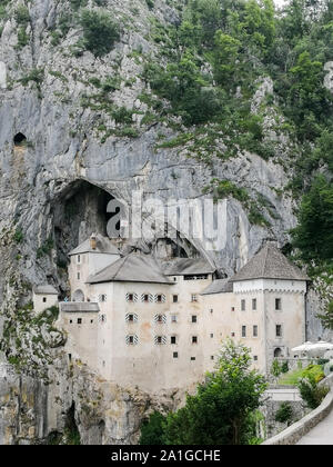 Die Frontansicht der Burg Predjama in der Höhle Stockfoto