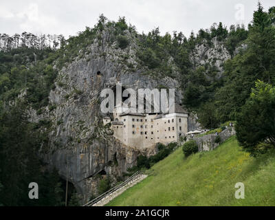 Die Frontansicht der Burg Predjama in der Höhle Stockfoto