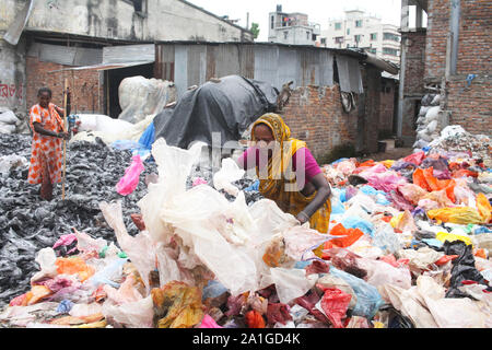 Dhaka, Bangladesch. 26 Sep, 2019. Dhaka, Bangladesch 2019-09-26: Bangladesch Arbeiterinnen trocknet Plastikbeutel für das Recycling in Kamrangirchar aria in der Nähe von Fluss Buriganga in Dhaka, Bangladesch. (Foto von MD Abu Sufian Juwel/Pacific Press) Quelle: Pacific Press Agency/Alamy leben Nachrichten Stockfoto