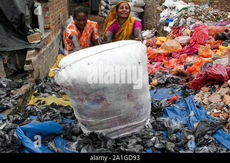 Dhaka, Bangladesch. 26 Sep, 2019. Dhaka, Bangladesch 2019-09-26: Bangladesch Arbeiterinnen trocknet Plastikbeutel für das Recycling in Kamrangirchar aria in der Nähe von Fluss Buriganga in Dhaka, Bangladesch. (Foto von MD Abu Sufian Juwel/Pacific Press) Quelle: Pacific Press Agency/Alamy leben Nachrichten Stockfoto