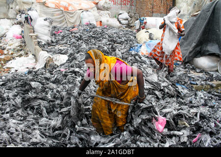 Dhaka, Bangladesch. 26 Sep, 2019. Dhaka, Bangladesch 2019-09-26: Bangladesch Arbeiterinnen trocknet Plastikbeutel für das Recycling in Kamrangirchar aria in der Nähe von Fluss Buriganga in Dhaka, Bangladesch. (Foto von MD Abu Sufian Juwel/Pacific Press) Quelle: Pacific Press Agency/Alamy leben Nachrichten Stockfoto