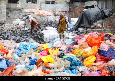 Dhaka, Bangladesch. 26 Sep, 2019. Dhaka, Bangladesch 2019-09-26: Bangladesch Arbeiterinnen trocknet Plastikbeutel für das Recycling in Kamrangirchar aria in der Nähe von Fluss Buriganga in Dhaka, Bangladesch. (Foto von MD Abu Sufian Juwel/Pacific Press) Quelle: Pacific Press Agency/Alamy leben Nachrichten Stockfoto