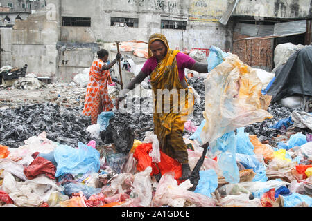 Dhaka, Bangladesch. 26 Sep, 2019. Dhaka, Bangladesch 2019-09-26: Bangladesch Arbeiterinnen trocknet Plastikbeutel für das Recycling in Kamrangirchar aria in der Nähe von Fluss Buriganga in Dhaka, Bangladesch. (Foto von MD Abu Sufian Juwel/Pacific Press) Quelle: Pacific Press Agency/Alamy leben Nachrichten Stockfoto