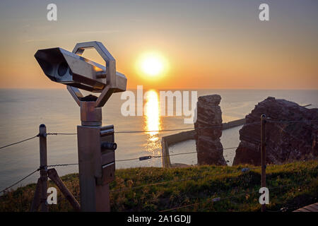 Öffentliche Teleskop auf die Lange Anna, das berühmte Sea Stacks Felsen Helgoland mit Sonnenuntergang über der Nordsee, Kopieren, ausgewählte konzentrieren, schmale tiefe o Stockfoto