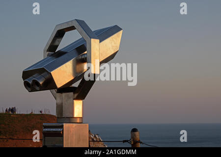 Öffentliche Teleskop die Vögel an einem Aussichtspunkt auf den Klippen von Helgoland bei Sonnenuntergang zu sehen, kopieren Sie Platz Stockfoto