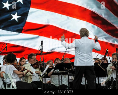 East Islip, New York, USA - 13. Juli 2019: Der Long Island Konzert Orchester führt Sie kostenlos bei Nacht im Heckscher State Park. Stockfoto