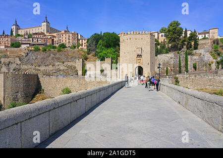 TOLEDO, SPANIEN-22 Jun 2019 - Blick auf die Sehenswürdigkeit Puente de Alcantara, ein römischer Bogen Brücke über den Tejo in die alte Kaiserstadt o Gehen Stockfoto