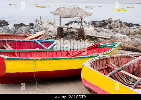 Traditionelle Fischerboote, Pazifikküste Chiles Stockfoto