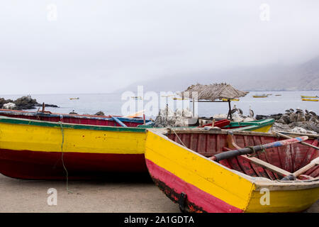 Traditionelle Fischerboote, Pazifikküste Chiles Stockfoto