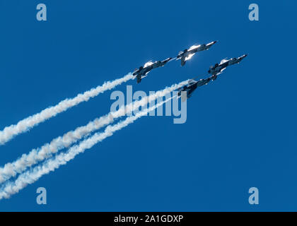 Wantagh, New York, USA - 24. Mai 2019 - die United States Air Force Thunderbirds fliegen auf den Kopf während einer Performance zu einem Air Show. Stockfoto