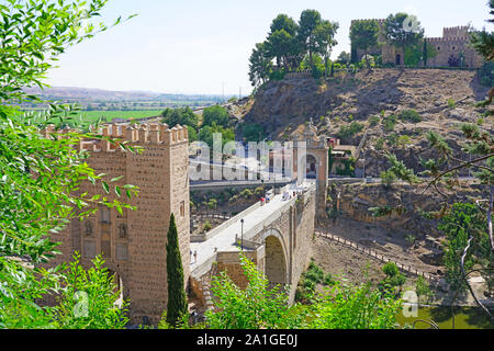 TOLEDO, SPANIEN-22 Jun 2019 - Blick auf die Sehenswürdigkeit Puente de Alcantara, ein römischer Bogen Brücke über den Tejo in die alte Kaiserstadt o Gehen Stockfoto