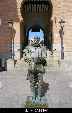 TOLEDO, SPANIEN-22 Jun 2019 - Blick auf die Sehenswürdigkeit Statue von Cervantes durch den Arco de la Sangre, einem historischen arabischen Stadt Tor (ehemals Bab-al-Yayl) im Stockfoto