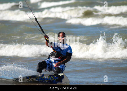 Kitesurfen bei Montrose Strand in Chicago Stockfoto