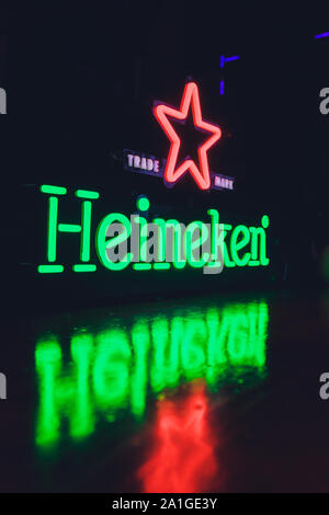 Ufa, Russland, 1. Juli, 2019 Heineken Logo an der Heineken Experience dunkel Stockfoto