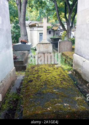 Von Gräbern und Gräbern in Friedhof Père Lachaise, Paris, Frankreich, Frühling, 2019. Stockfoto