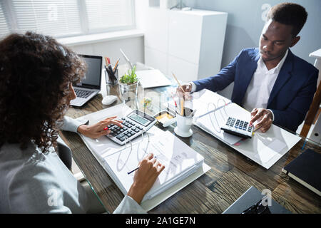 Zwei Kollegen Berechnung der Steuer im Büro Stockfoto