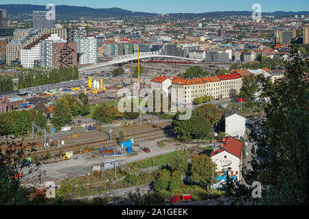 Panorama Blick auf den Central Oslo mit dem Barcode-Projekt und der Bahnhof von Utsikten, Ekebergparken Skulpturenpark, Norwegen. Stockfoto