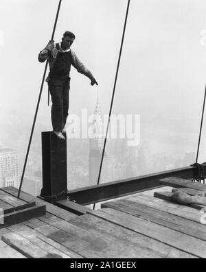 Lewis Hine Steelworker stehend auf einem Lichtstrahl gibt Illusion der Berühren die Spitze des Chrysler Building Stockfoto