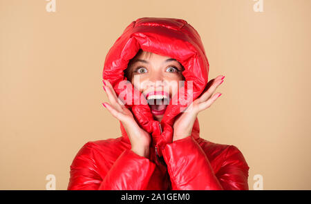 Winter Verkauf beginnt jetzt. Mädchen in aufgeblasen Mantel. fellimitat Mode. Frau in gepolsterten warmen Mantel. Schönheit im Winter Kleidung. kalte Jahreszeit einkaufen. Grippe und kalt. saisonale Mode. happy Winter Urlaub. Stockfoto