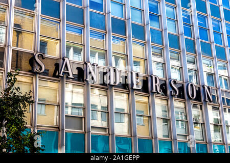 Fassade und das Logo von Sanderson Hotel, London, Großbritannien Stockfoto