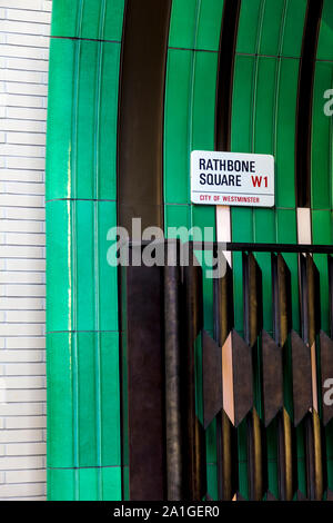 Straßenschild Plakette für Rathbone Square, glasierte keramische Fliesen und ein Messing Tor entworfen vom Künstler Robert Orchardson, Tottenham Court Road, London, UK Stockfoto