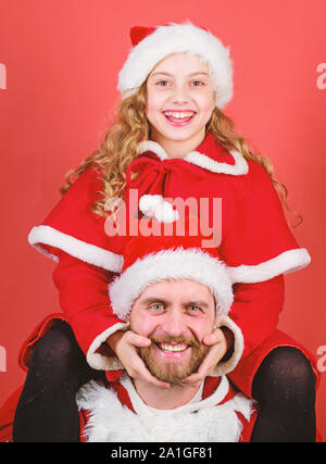 Glückliche Kindheit. Weihnachten Urlaub für die ganze Familie. Vater Weihnachten Konzept. Machen Sie Urlaub zu etwas ganz Besonderem. Weihnachten gemeinsam feiern. Weihnachten Familie Tradition. Vati in Santa Kostüm und Tochter cute kid. Stockfoto