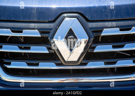 Bordeaux, Frankreich - Juni 2, 2019: Nahaufnahme von blauen Renault Talisman Logo auf der Vorderseite Auto mit integrierter in der Straße cameraparked Stockfoto