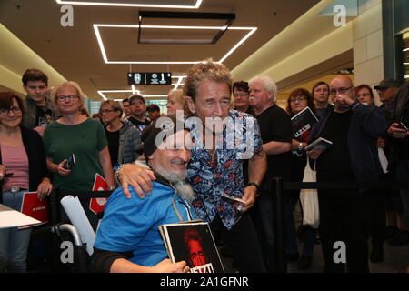 Peter Maffay bei einer Autogrammstunde in der Altmarkt Galerie. Dresden, 25.09.2019 Stockfoto