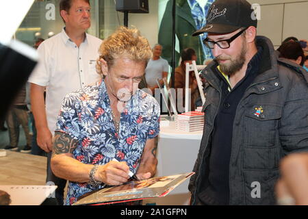 Peter Maffay bei einer Autogrammstunde in der Altmarkt Galerie. Dresden, 25.09.2019 Stockfoto