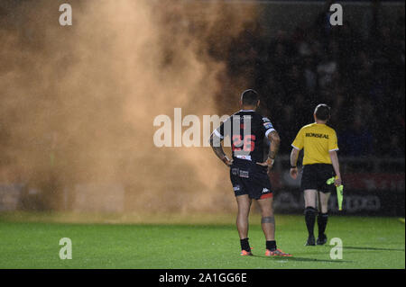 26. September 2019, AJ Bell Stadium, Salford, England; Betfred Super League Rugby, runde Eliminator 2, Salford Rote Teufel vs Castleford Tiger; ein Flare unterbricht das Spiel Quelle: Richard Long/News Bilder Stockfoto