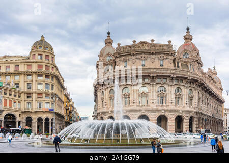 Brunnen an der Piazza De Ferrari in der Innenstadt von Genua (Genova) 2019, Ligurien, Italien Stockfoto