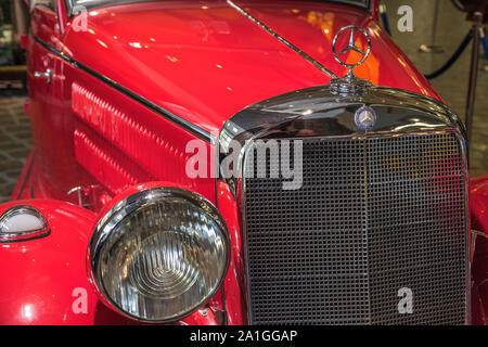 Moskau, Russland - 24 April 2016: Kühlergrill, Emblem und die vorderen Scheinwerfer Mercedes-Benz 170 Cabriolet Stockfoto