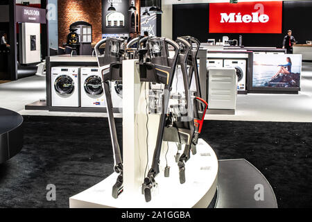 Berlin, Deutschland, Sep 2019 PowerLine EcoLine Miele Staubsauger, Miele Ausstellungspavillon Showroom, globale Innovationen zeigen IFA 2019 Stockfoto