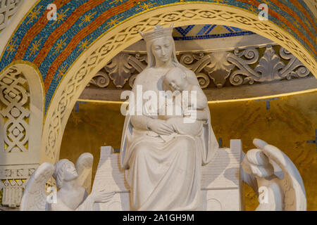 Statue der Jungfrau Maria mit dem Jesuskind in der Kirche von Notre-Dame-de-Lorette am Denkmal des WK I (1914-1918). Stockfoto
