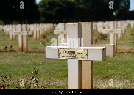 Gräber von Soldaten im Zweiten Weltkrieg gefallenen I. Nekropole von Notre-Dame-de-Lorette, Memorial der WK I (1914-1918). Stockfoto