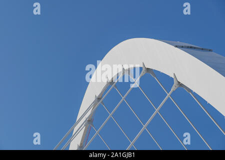 Nahaufnahme der weißen Bogen Stahlträger starre Struktur und Tragseile durchgeführt Dach der Arena Dome gegen den tiefblauen Himmel. Stockfoto