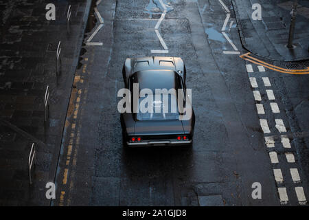 Ein Dodge Charger auf den Straßen von Edinburgh während der Dreharbeiten zu Schnell und wütend 9 im September 2019. Entlang Cowgate. Stockfoto